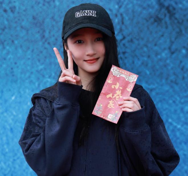 鹿晗素颜被偶遇，撞脸尹正被质疑，关晓彤忙拍戏不在身边