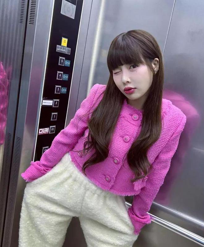 泫雅疑官宣恋情！与龙俊亨同步发牵手照，公司：确认中