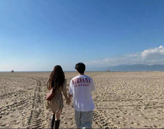 泫雅疑官宣恋情！与龙俊亨同步发牵手照，公司：确认中