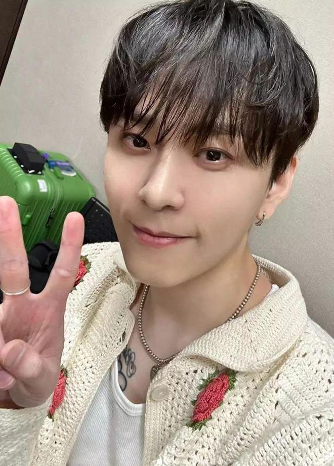 泫雅疑官宣恋情！与龙俊亨同步发牵手照，公司：确认中