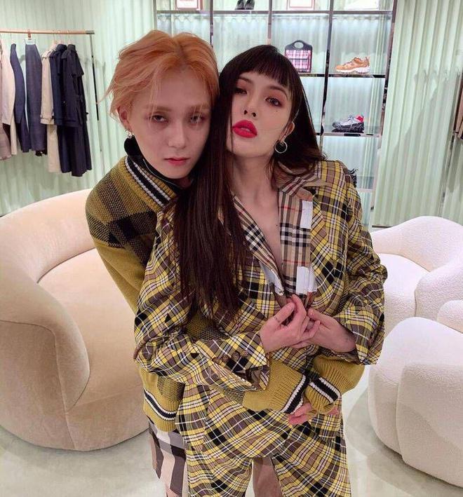 泫雅疑官宣恋情！与龙俊亨同步发牵手照，公司：确认中