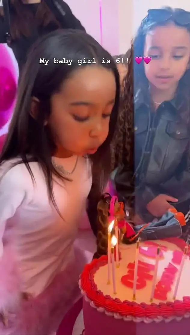 金卡戴珊小女儿6岁生日！美成家族颜霸，变直发颜值超高
