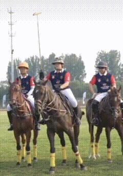 还记得《爸爸去哪儿》里的轩轩吗？一米七五啦？