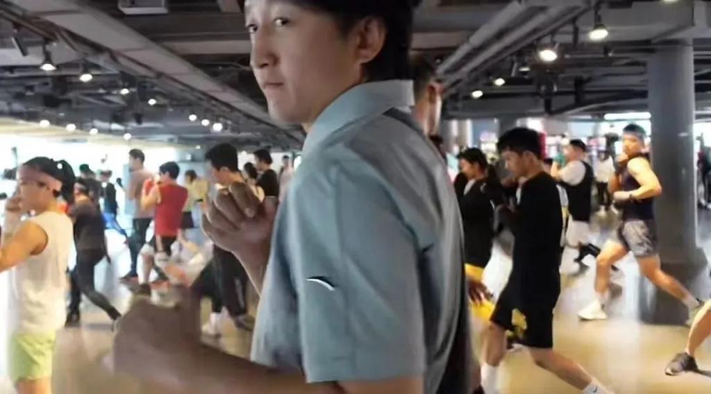 还记得《爸爸去哪儿》里的轩轩吗？一米七五啦？