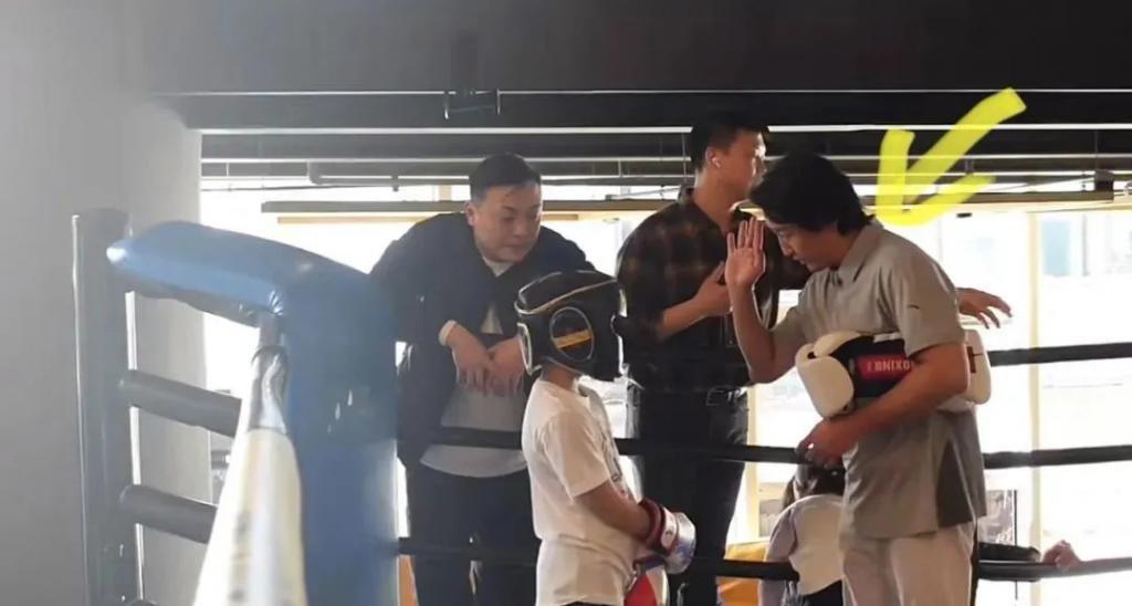 还记得《爸爸去哪儿》里的轩轩吗？一米七五啦？