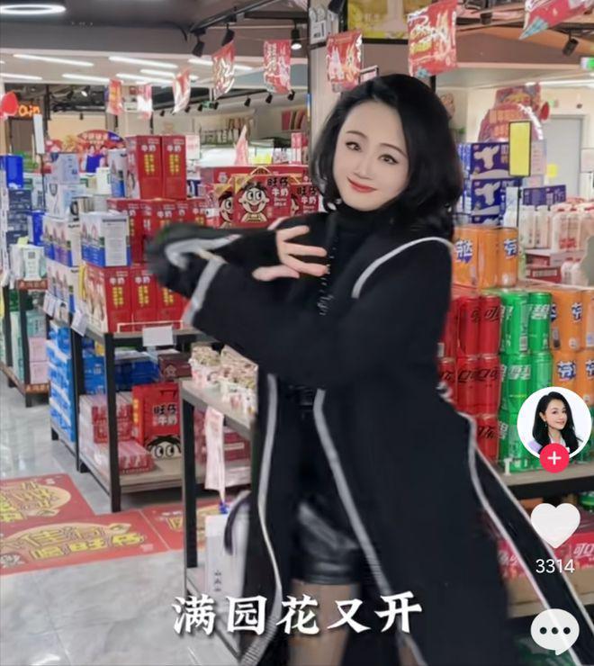 49岁曹颖和儿子小饭店被偶遇，13岁儿子太帅气
