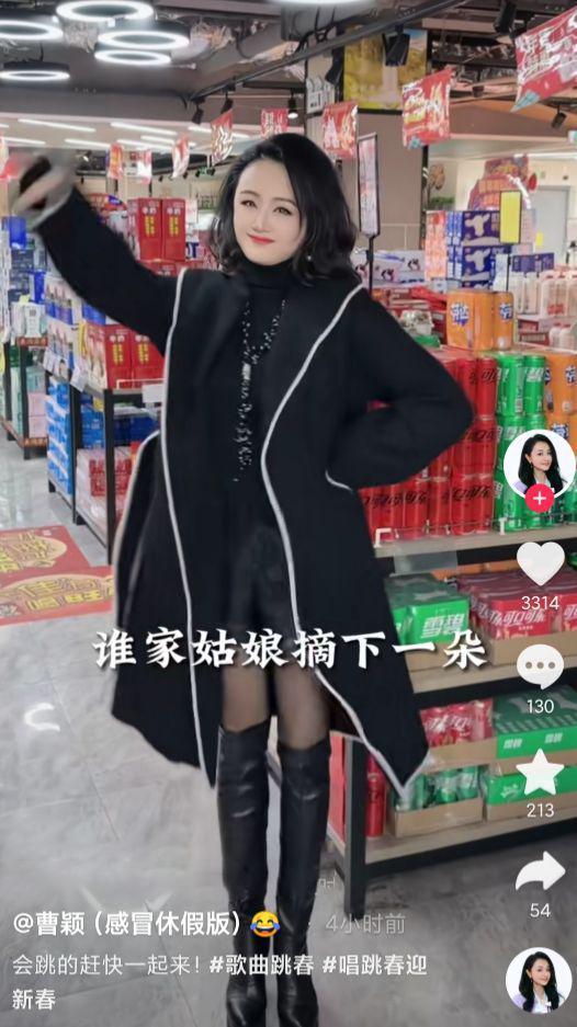 49岁曹颖和儿子小饭店被偶遇，13岁儿子太帅气