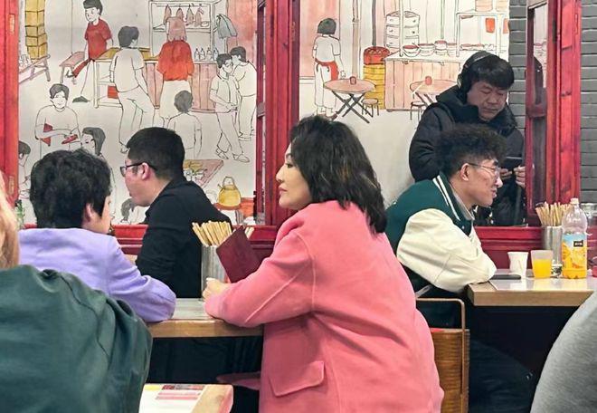 49岁曹颖和儿子小饭店被偶遇，13岁儿子太帅气