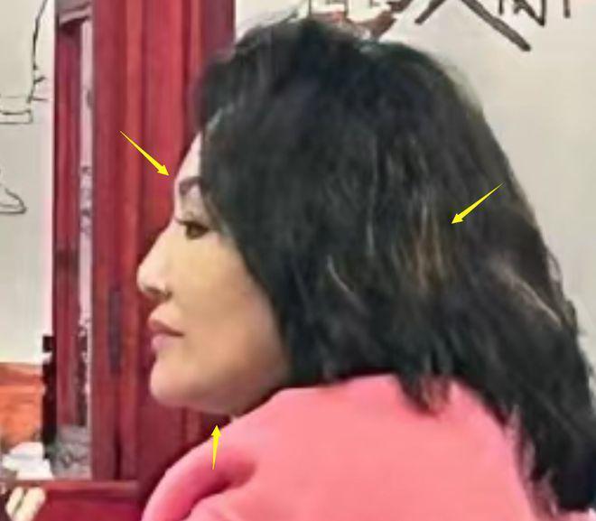 49岁曹颖和儿子小饭店被偶遇，13岁儿子太帅气