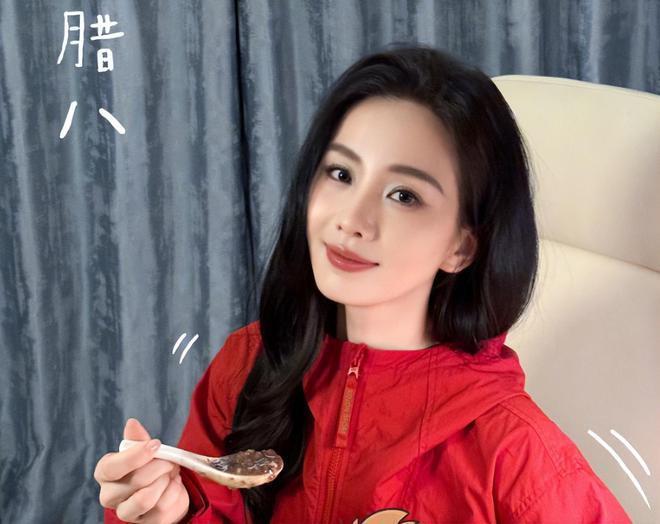 众星欢乐过腊八:刘诗诗杨紫晒腊八粥,张馨予在雪地打滚