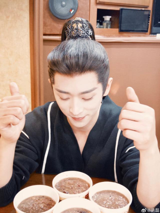 众星欢乐过腊八:刘诗诗杨紫晒腊八粥,张馨予在雪地打滚