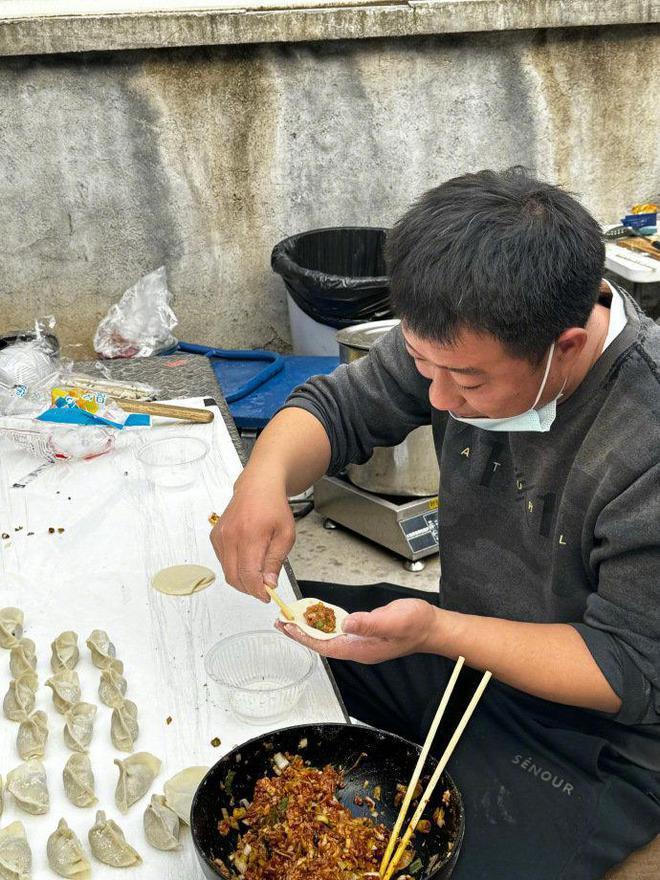 众星欢乐过腊八:刘诗诗杨紫晒腊八粥,张馨予在雪地打滚