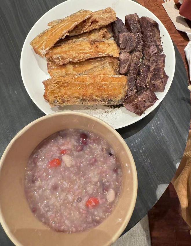 众星欢乐过腊八:刘诗诗杨紫晒腊八粥,张馨予在雪地打滚