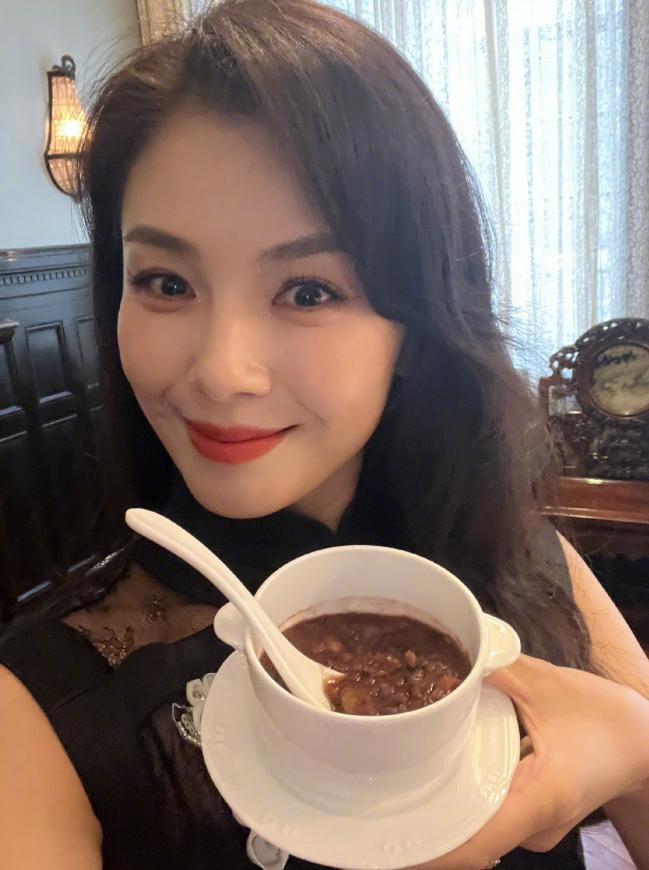 众星欢乐过腊八:刘诗诗杨紫晒腊八粥,张馨予在雪地打滚