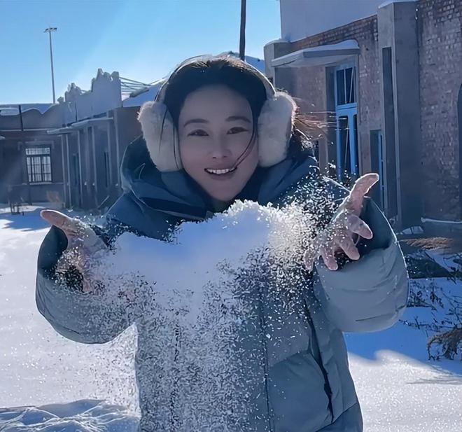 众星欢乐过腊八:刘诗诗杨紫晒腊八粥,张馨予在雪地打滚