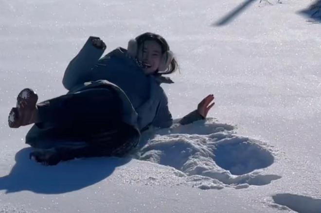 众星欢乐过腊八:刘诗诗杨紫晒腊八粥,张馨予在雪地打滚