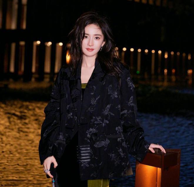 众星欢乐过腊八:刘诗诗杨紫晒腊八粥,张馨予在雪地打滚