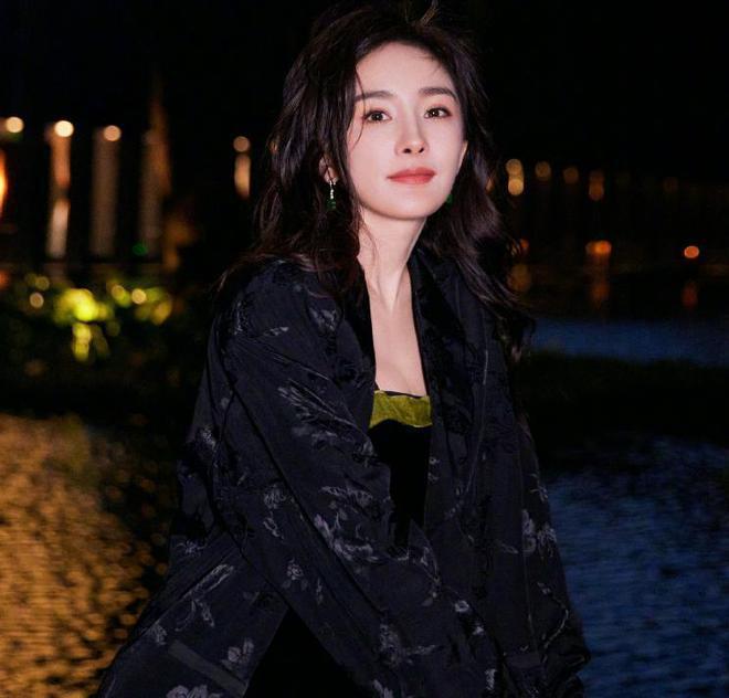 众星欢乐过腊八:刘诗诗杨紫晒腊八粥,张馨予在雪地打滚