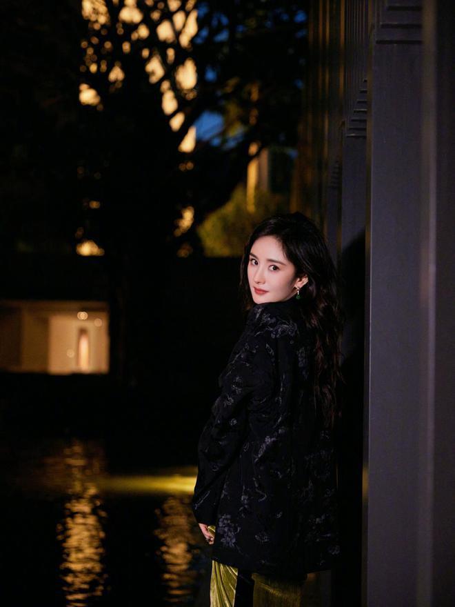 众星欢乐过腊八:刘诗诗杨紫晒腊八粥,张馨予在雪地打滚