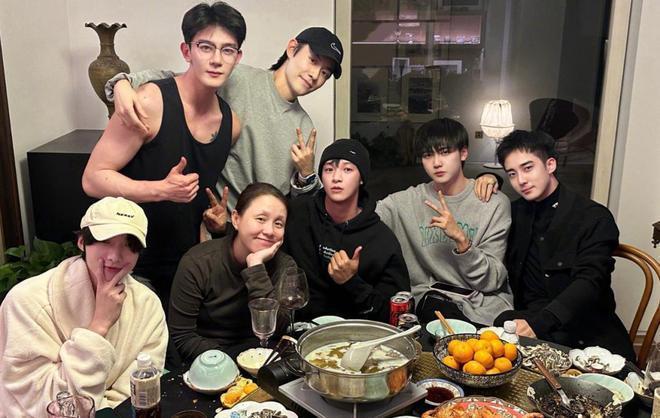 众星欢乐过腊八:刘诗诗杨紫晒腊八粥,张馨予在雪地打滚