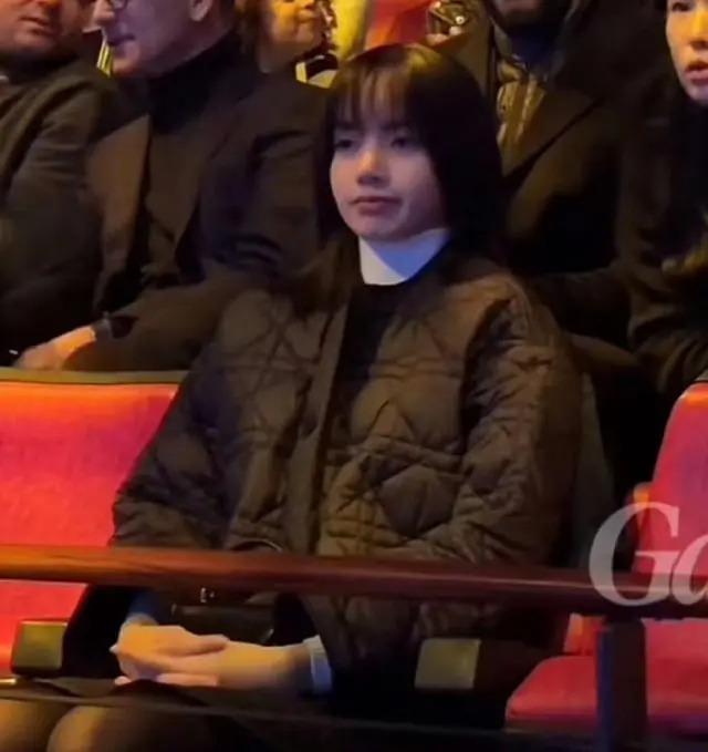 LISA与法国第一夫人同框 挽手同撑一把伞关系亲密