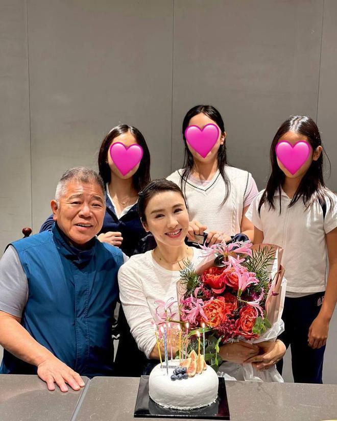52岁黎姿庆祝结婚15周年！晒照发文表白老公，很有夫妻相