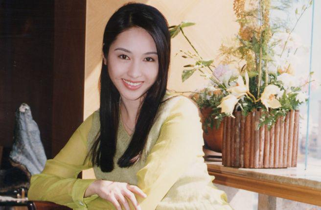 52岁黎姿庆祝结婚15周年！晒照发文表白老公，很有夫妻相