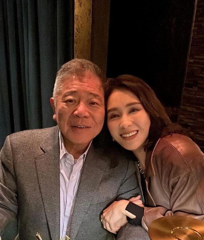 52岁黎姿庆祝结婚15周年！晒照发文表白老公，很有夫妻相