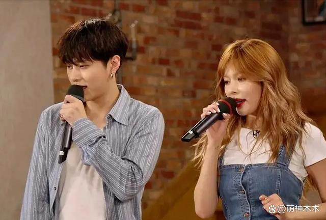 泫雅大方认爱！官宣和男星龙俊亨恋情，晒出牵手照高调点赞