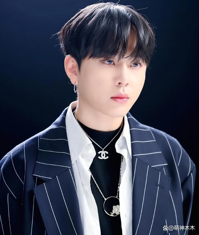 泫雅大方认爱！官宣和男星龙俊亨恋情，晒出牵手照高调点赞