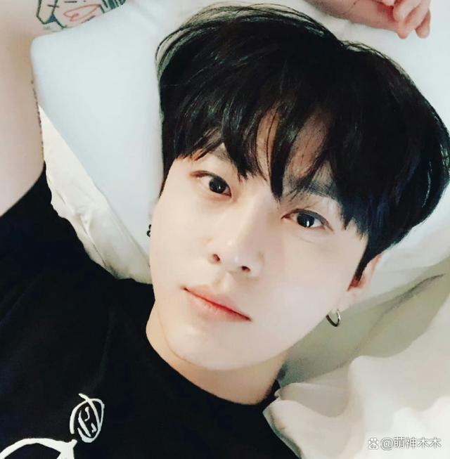 泫雅大方认爱！官宣和男星龙俊亨恋情，晒出牵手照高调点赞