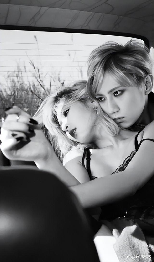 泫雅大方认爱！官宣和男星龙俊亨恋情，晒出牵手照高调点赞