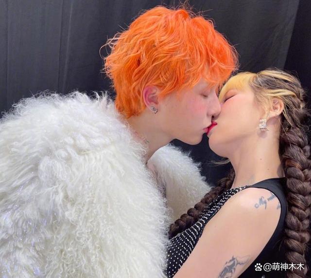 泫雅大方认爱！官宣和男星龙俊亨恋情，晒出牵手照高调点赞