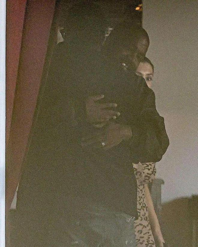 花了600w！坎爷Kanye换了一副钢牙