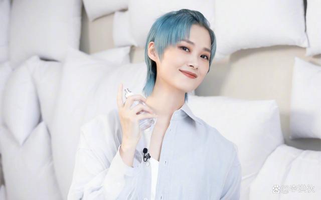 因文科太简单转理科，李宇春以专业第二考入川音，高考物理满分