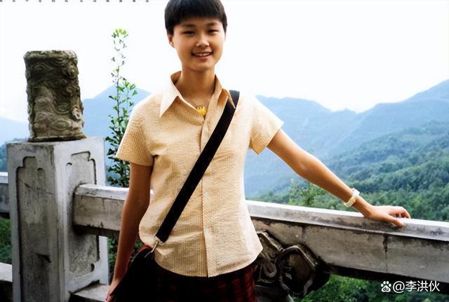 因文科太简单转理科，李宇春以专业第二考入川音，高考物理满分