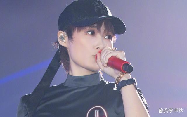 因文科太简单转理科，李宇春以专业第二考入川音，高考物理满分