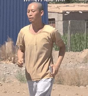 与李小璐互怼，娶二婚央视主持，17年无儿无女，他后悔了？