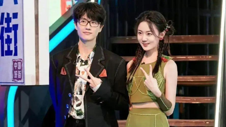 不是吧！他俩居然分手了？