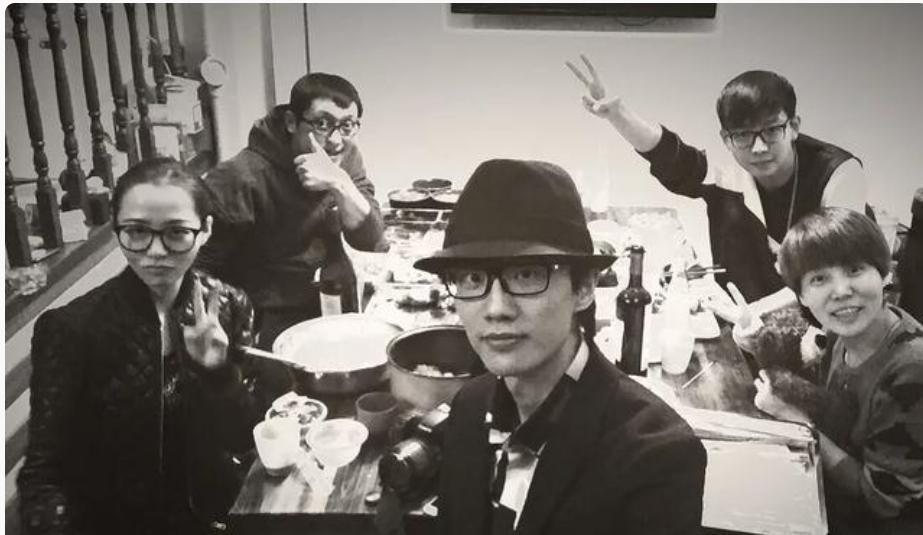 不是吧！他俩居然分手了？