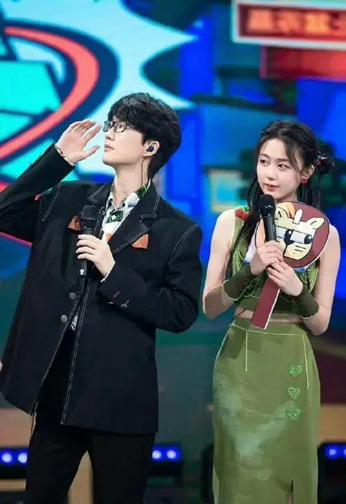 不是吧！他俩居然分手了？