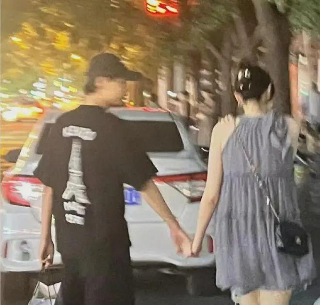 不是吧！他俩居然分手了？