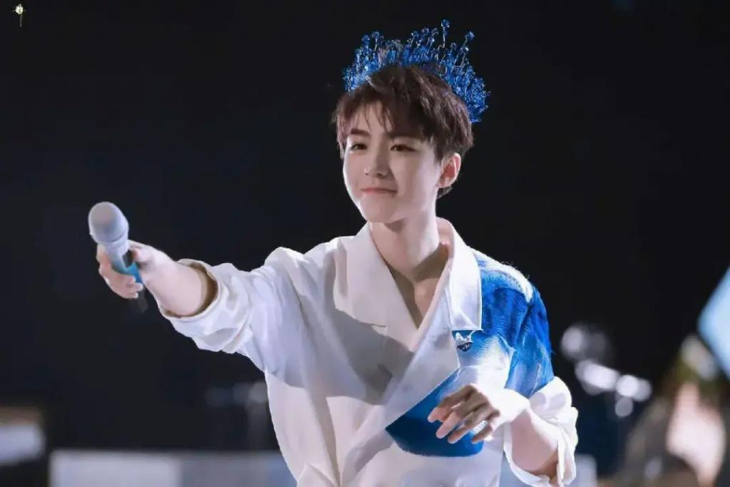 连续几年给偶像庆生,追到线下一起过生日,他又幸福了?