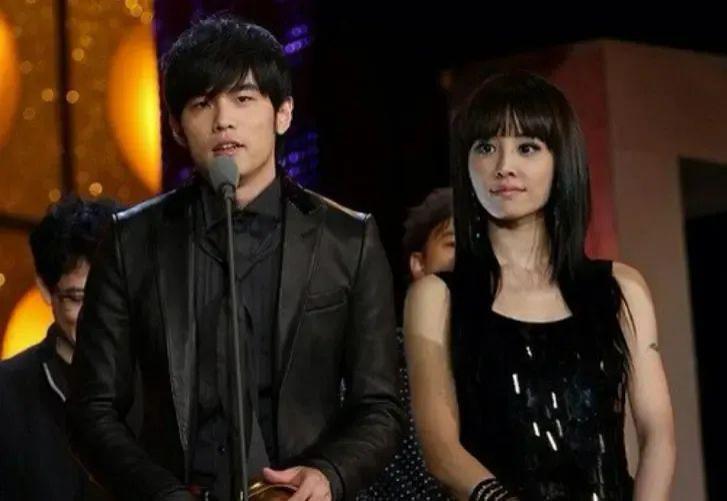 连续几年给偶像庆生,追到线下一起过生日,他又幸福了?