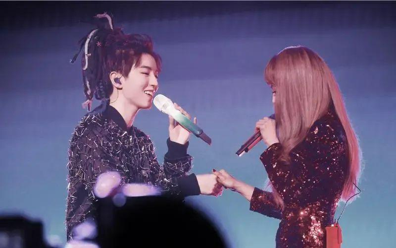 连续几年给偶像庆生,追到线下一起过生日,他又幸福了?