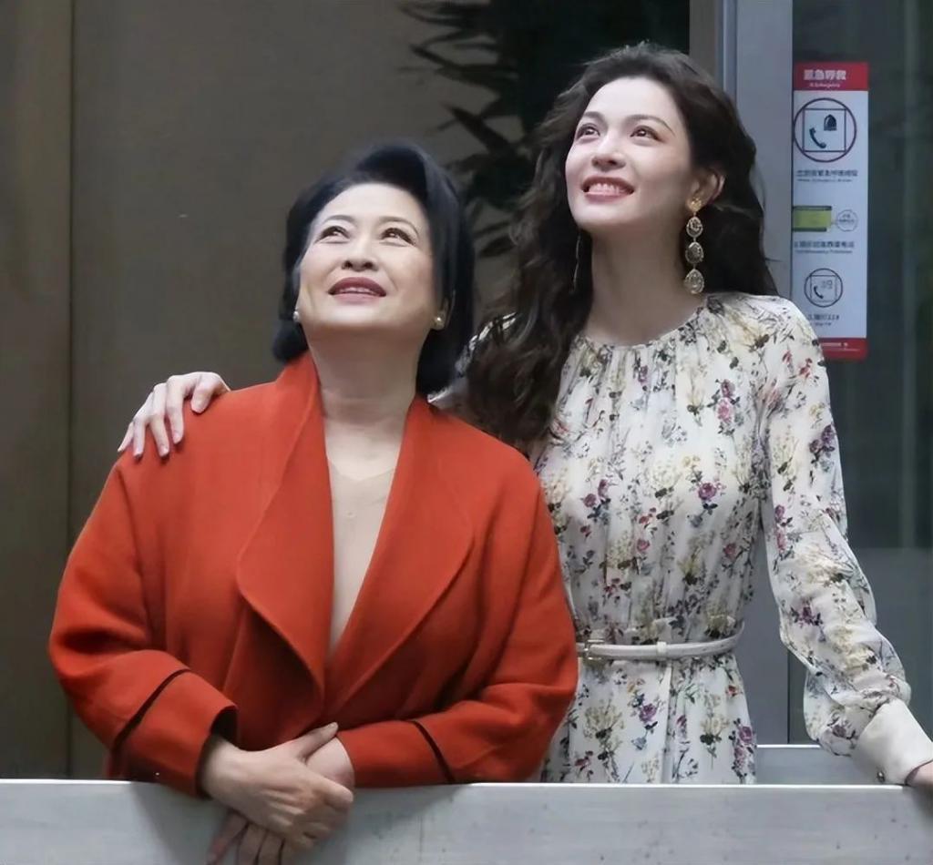 当钟楚曦和江疏影站一起，我才明白骨相美和皮相美的区别