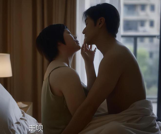 54岁沈严翻车了？满脸褶子的“情妇”，观众直呼辣眼睛