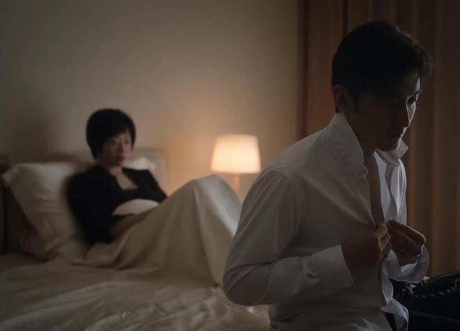 54岁沈严翻车了？满脸褶子的“情妇”，观众直呼辣眼睛