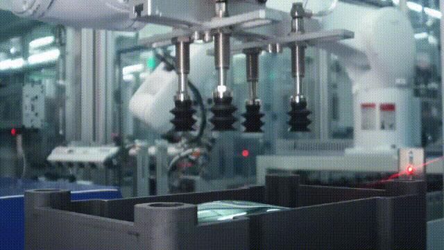 苹果Vision Pro深夜引爆，起价2万5瞬间抢空，国内甚至叫价到9万