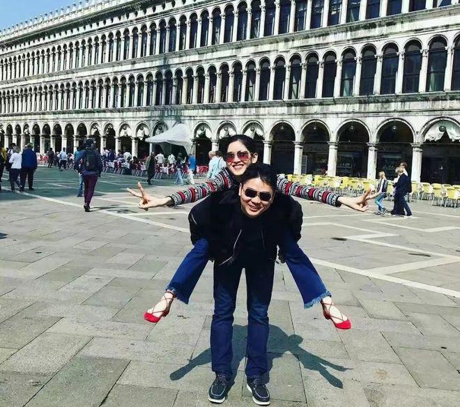 章泽天伦敦被偶遇,身后跟助理气场强大,脸小人美很惊艳